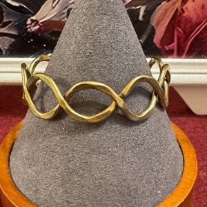 NWT Celtic hammered open wavy interconnected design champagne tone cuff bracelet